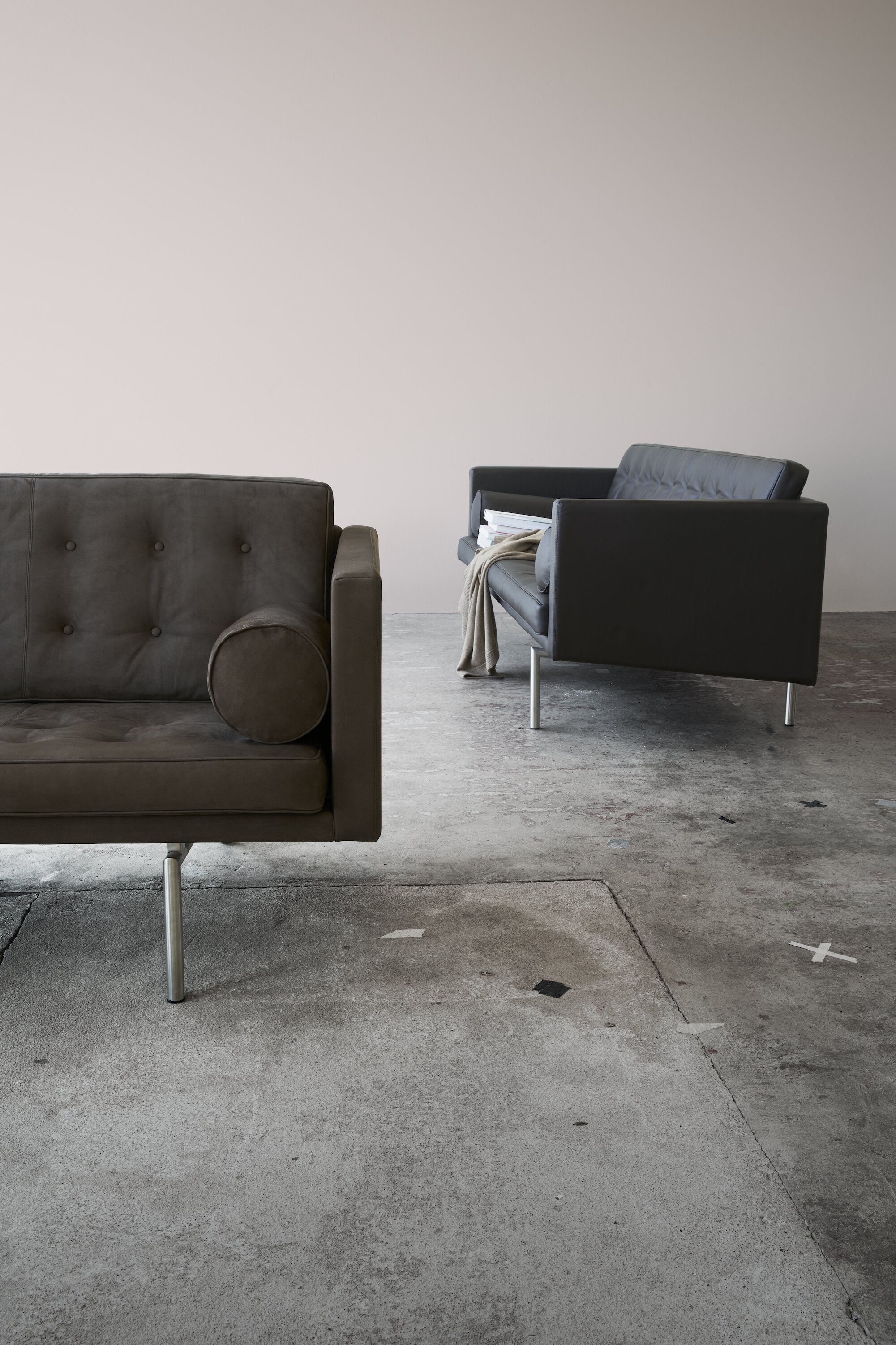 furniture_sofa_ritzy 3 seater_chrome_nubuck tabacco_PIE_2